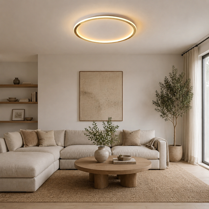 Plafonnier annulaire doré dans un salon beige avec canapé d'angle, table basse ronde et olivier 6