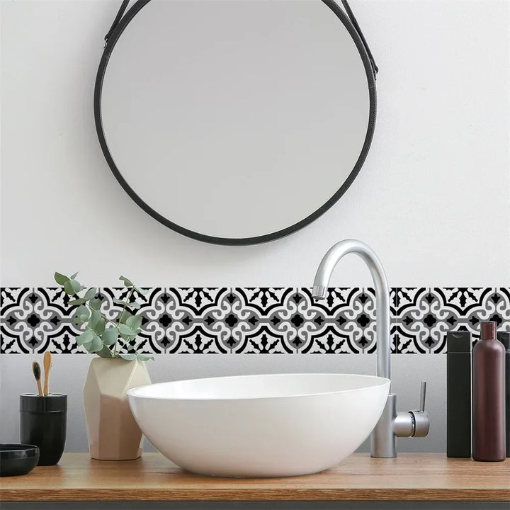 Frise noire, blanche et grise à motif de carreaux de ciment au-dessus d'une vasque, sous un miroir rond 1