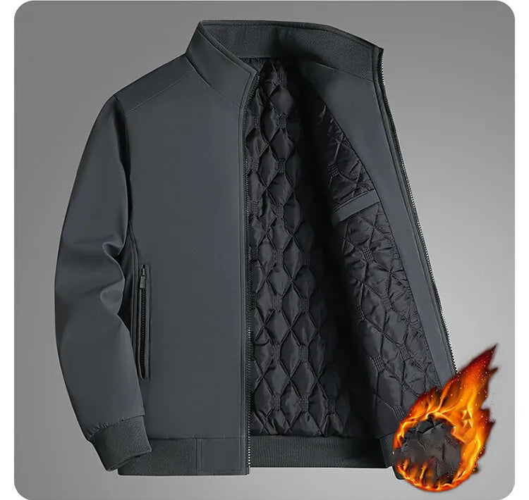 Veste grise à col montant entrouverte sur sa doublure matelassée, avec une boule de flammes évoquant la chaleur. 11