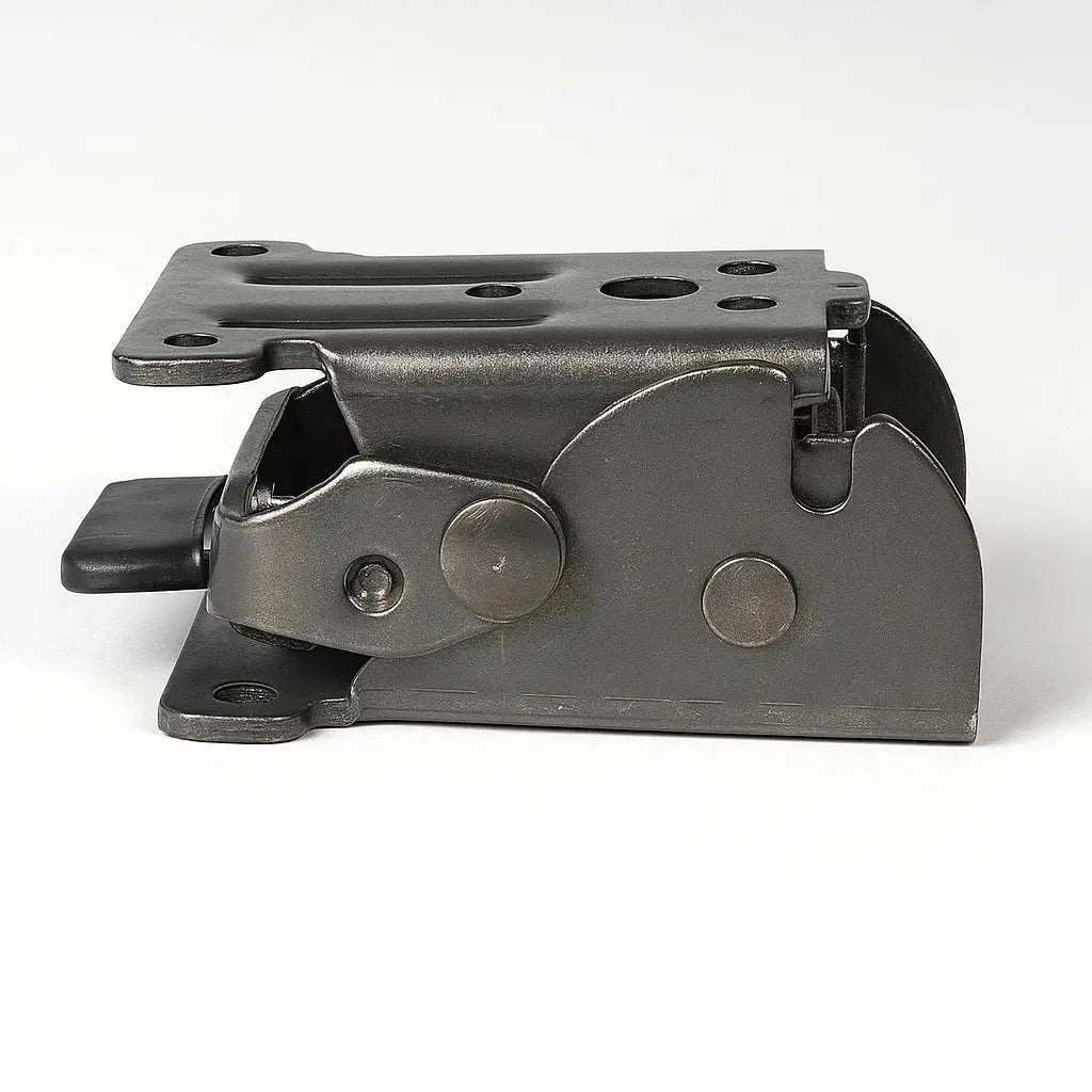 Support pliant gris foncé vu de profil, mécanisme refermé à plat, plaque de fixation percée et poignée noire sur le côté. 10
