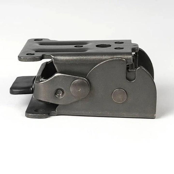 Support pliant gris foncé vu de profil, mécanisme refermé à plat, plaque de fixation percée et poignée noire sur le côté. 10