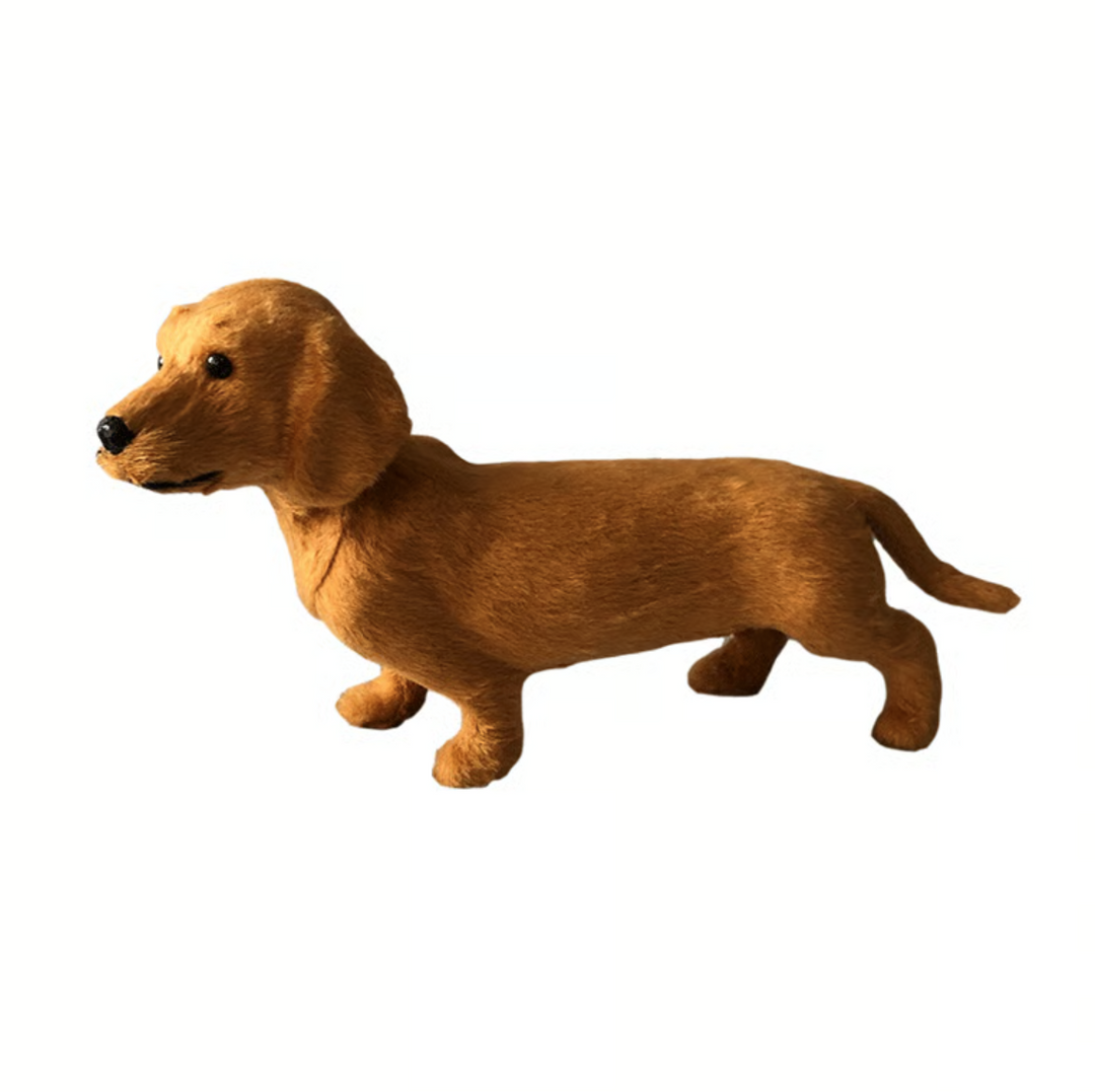 Teckel en peluche à poil ras caramel, vu de profil sur fond blanc, debout sur ses quatre pattes. 1
