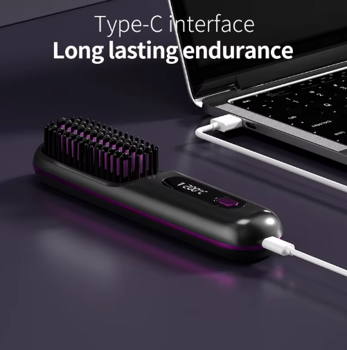 Brosse noire branchée par câble USB-C à un ordinateur portable posé sur une surface sombre. 6