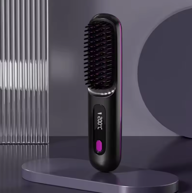 Brosse chauffante noire à liseré violet, écran allumé, présentée debout sur un podium gris devant un décor cannelé. 11