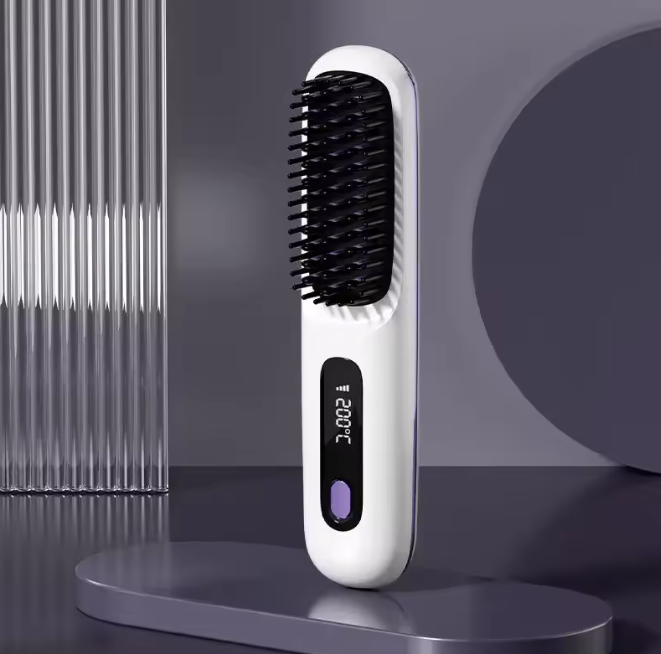 Brosse chauffante blanche à bouton violet, écran allumé, présentée debout sur un podium gris devant un décor cannelé. 10