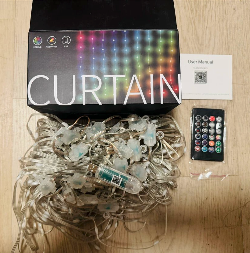Contenu du colis posé au sol: boîte, câble de LED enchevêtré, contrôleur USB, télécommande et notice 13