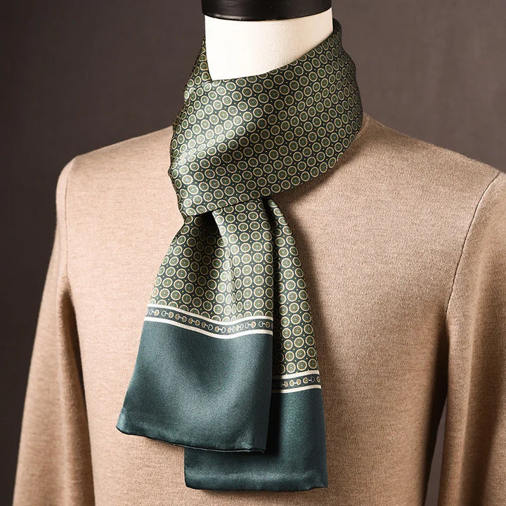 Foulard en soie vert à petits médaillons crème et bordure verte unie, porté sur un mannequin avec pull beige. 8