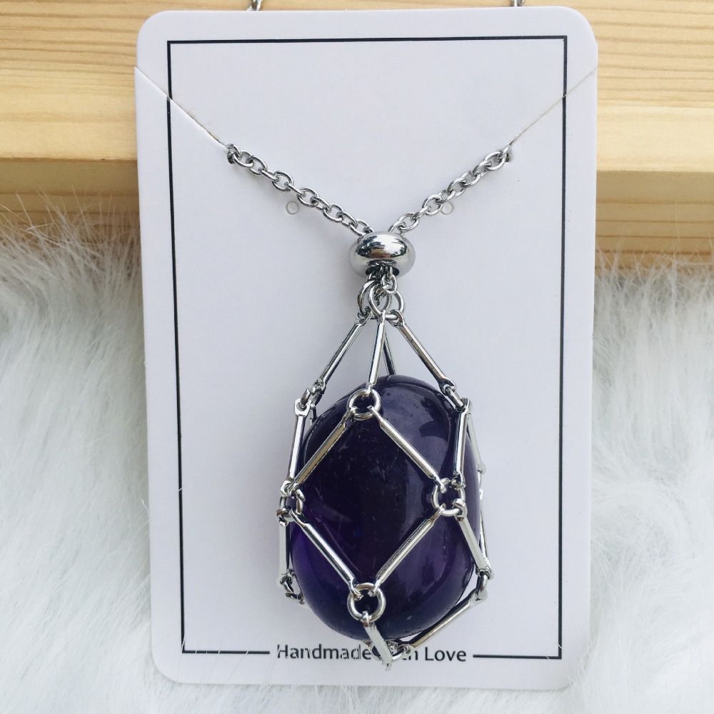 Collier argenté dont le filet enserre une pierre violet foncé ovale et lisse, présenté sur une carte blanche. 17