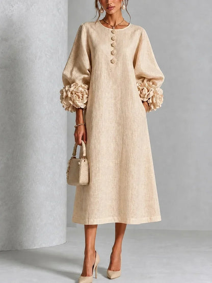 Version beige clair de la robe portée de face, manches bouffantes à fleurs en relief, rangée de boutons fleuris et escarpins assortis. 3