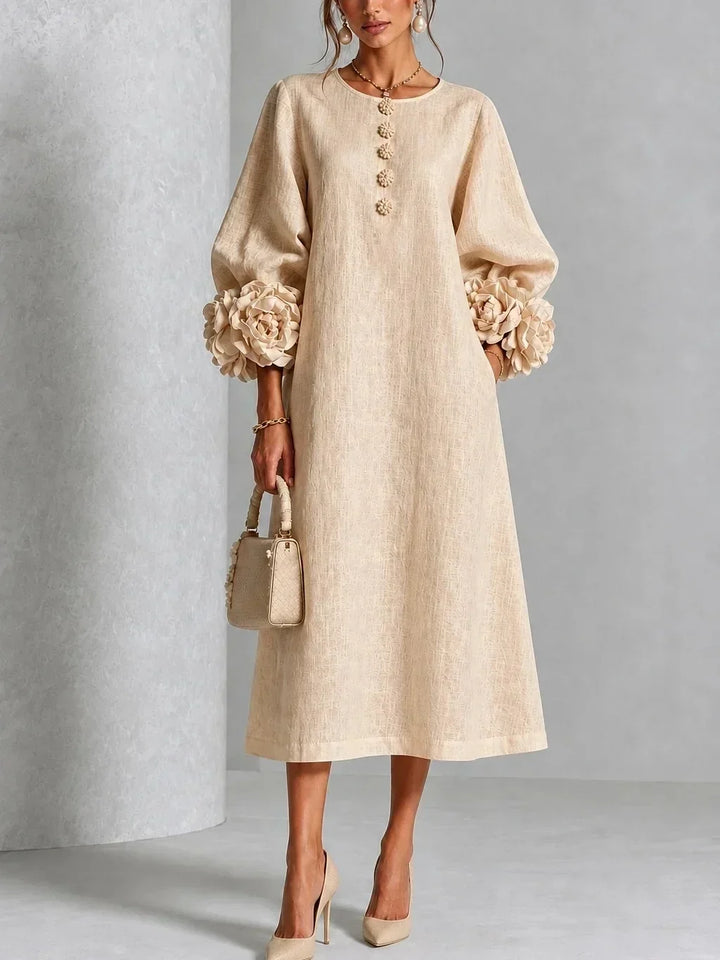 Version beige clair de la robe portée de face, manches bouffantes à fleurs en relief, rangée de boutons fleuris et escarpins assortis. 3