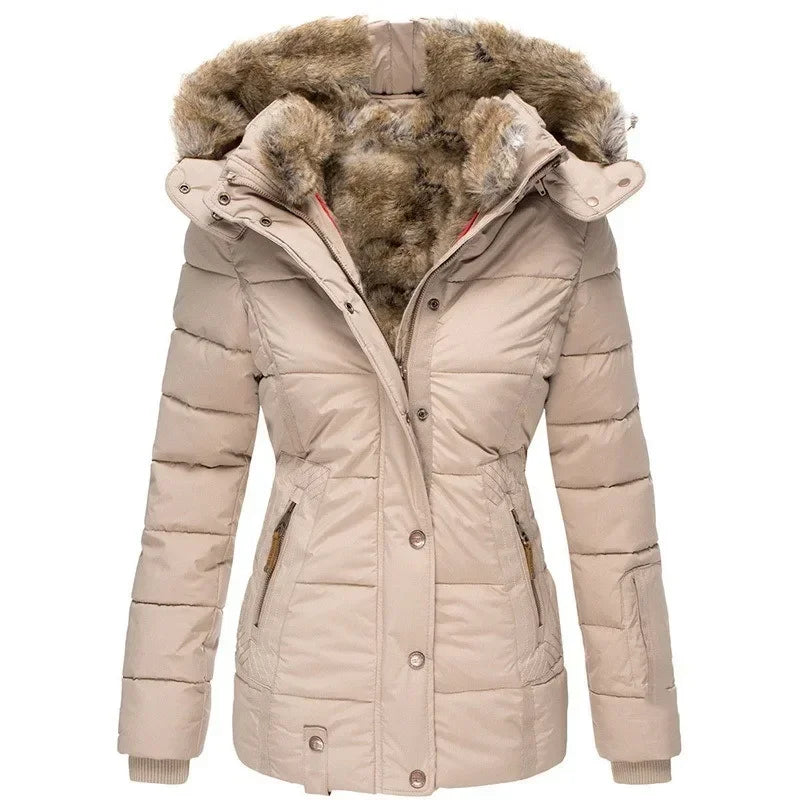 Parka matelassée beige vue de face, zip légèrement ouvert laissant voir la doublure en fausse fourrure et les poches zippées. 9