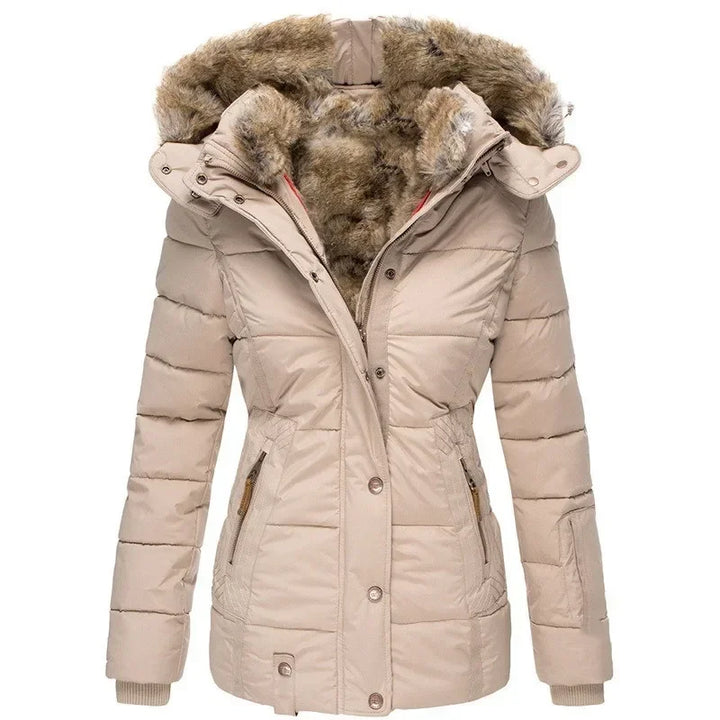 Parka matelassée beige vue de face, zip légèrement ouvert laissant voir la doublure en fausse fourrure et les poches zippées. 9