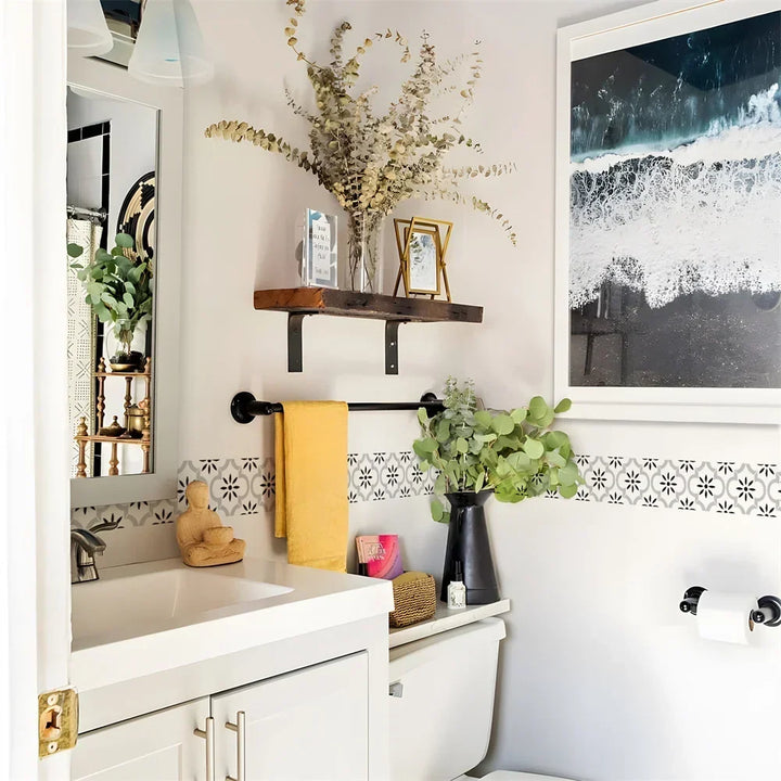 Frise à petites fleurs grises et noires au mur d'une salle de bain blanche avec étagère 12