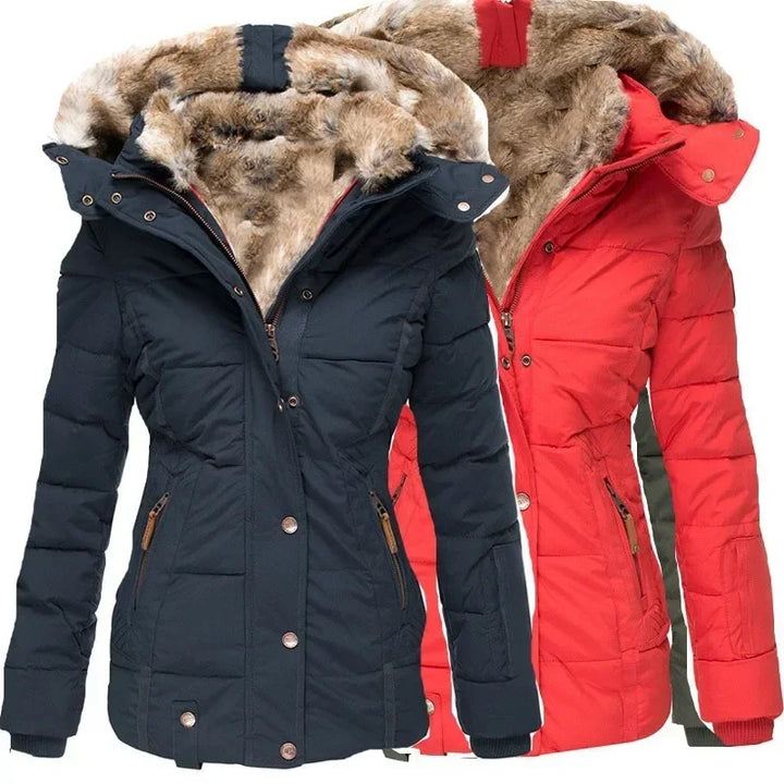 Deux parkas matelassées côte à côte, l'une bleu marine et l'autre rouge, avec capuche doublée de fausse fourrure. 2