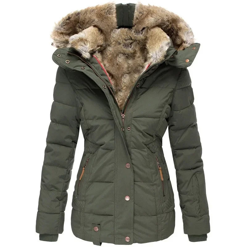Parka matelassée vert kaki vue de face, zip ouvert sur la doublure en fausse fourrure, poches zippées et boutons-pression. 12