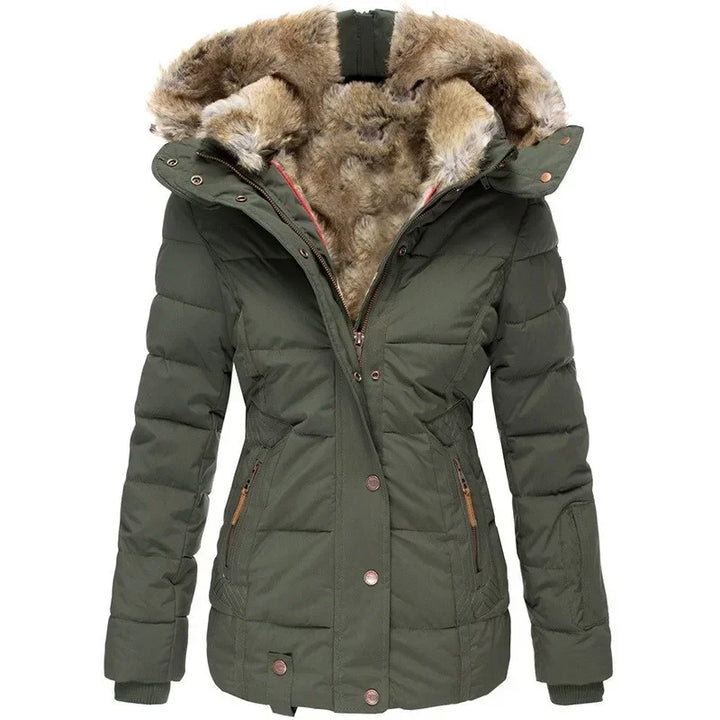 Parka matelassée vert kaki vue de face, zip ouvert sur la doublure en fausse fourrure, poches zippées et boutons-pression. 12