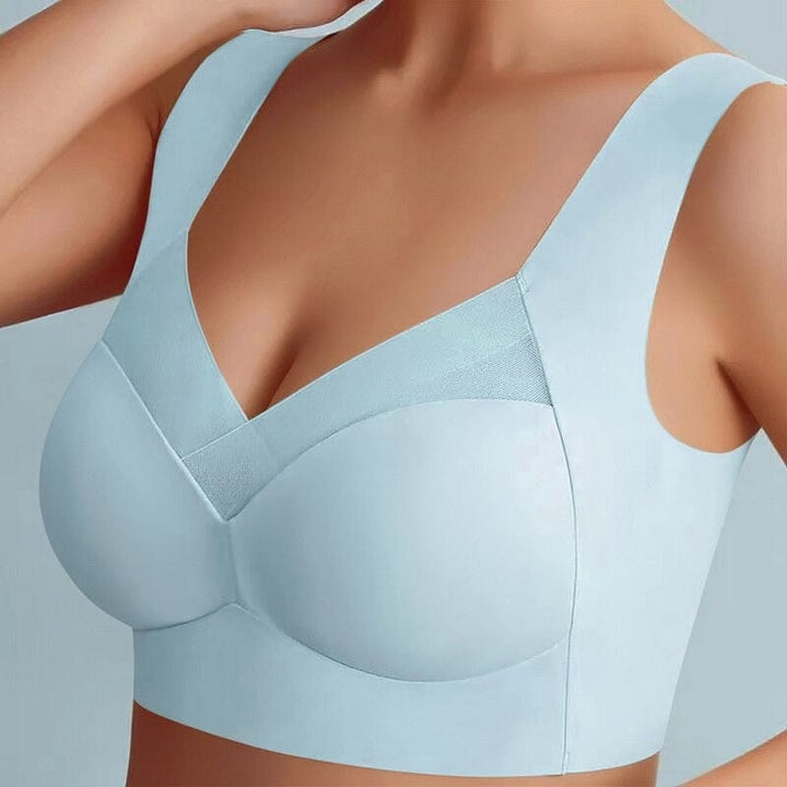 Version bleu ciel porté par un modèle, bretelles larges et découpe en V avec insert en mesh 3