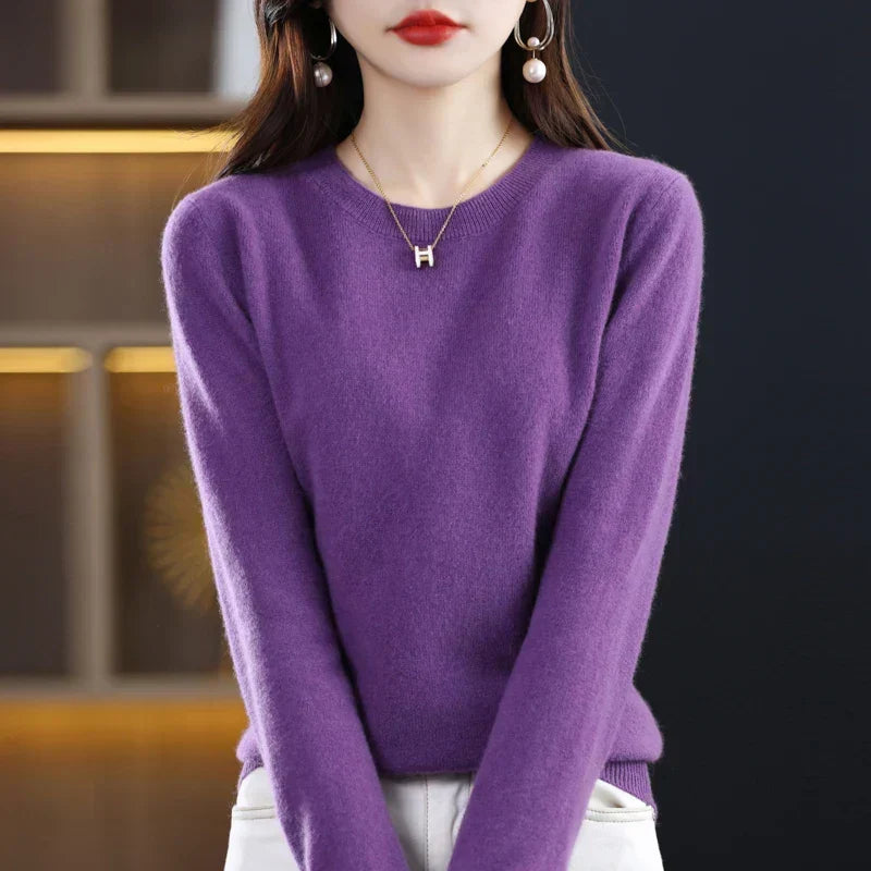 Pull col rond violet porté avec un pantalon blanc, mains dans les poches, vue de face 12