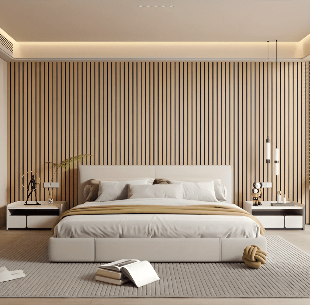 Grande chambre lumineuse avec mur de lattes en bois clair derrière le lit, tapis gris et livres au sol. 5