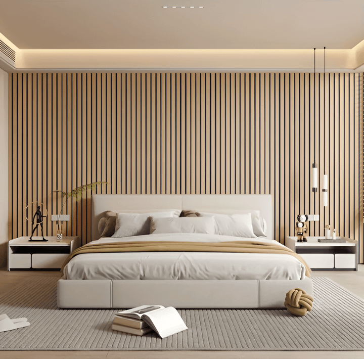 Grande chambre lumineuse avec mur de lattes en bois clair derrière le lit, tapis gris et livres au sol. 5