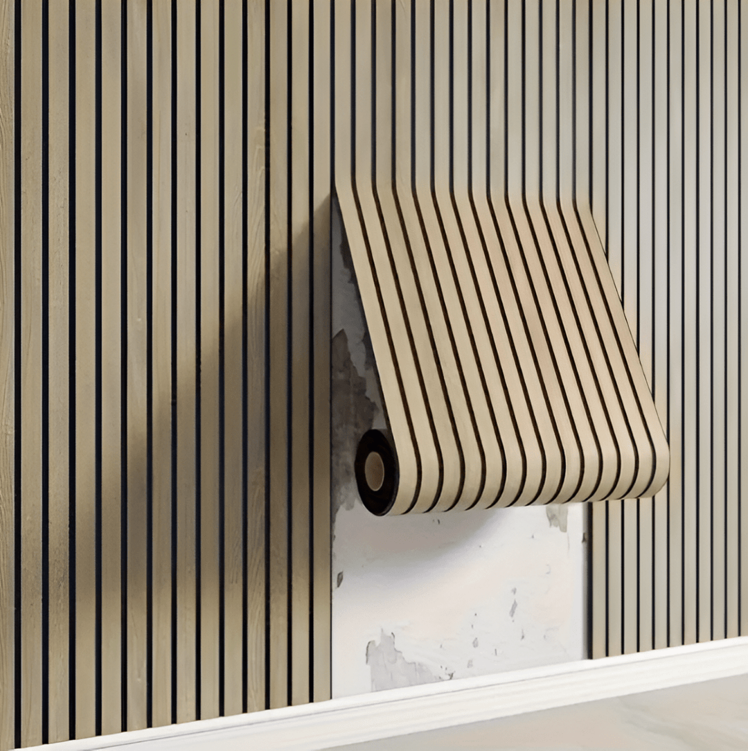 Rouleau de panneau à lattes en bois taupe déroulé sur un mur abîmé, avec plinthe blanche en bas. 11
