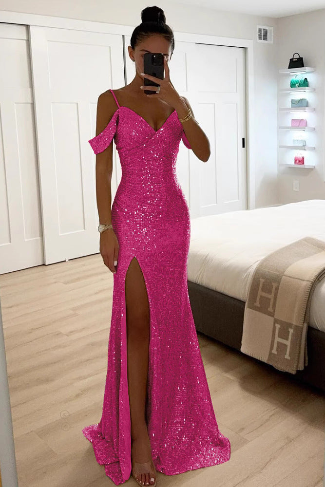Femme en selfie miroir dans la version rose fuchsia à sequins, épaules dénudées et fente haute 2
