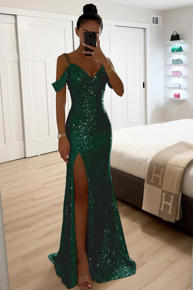 Femme en selfie miroir dans la version vert foncé à sequins, silhouette longue et ajustée 3
