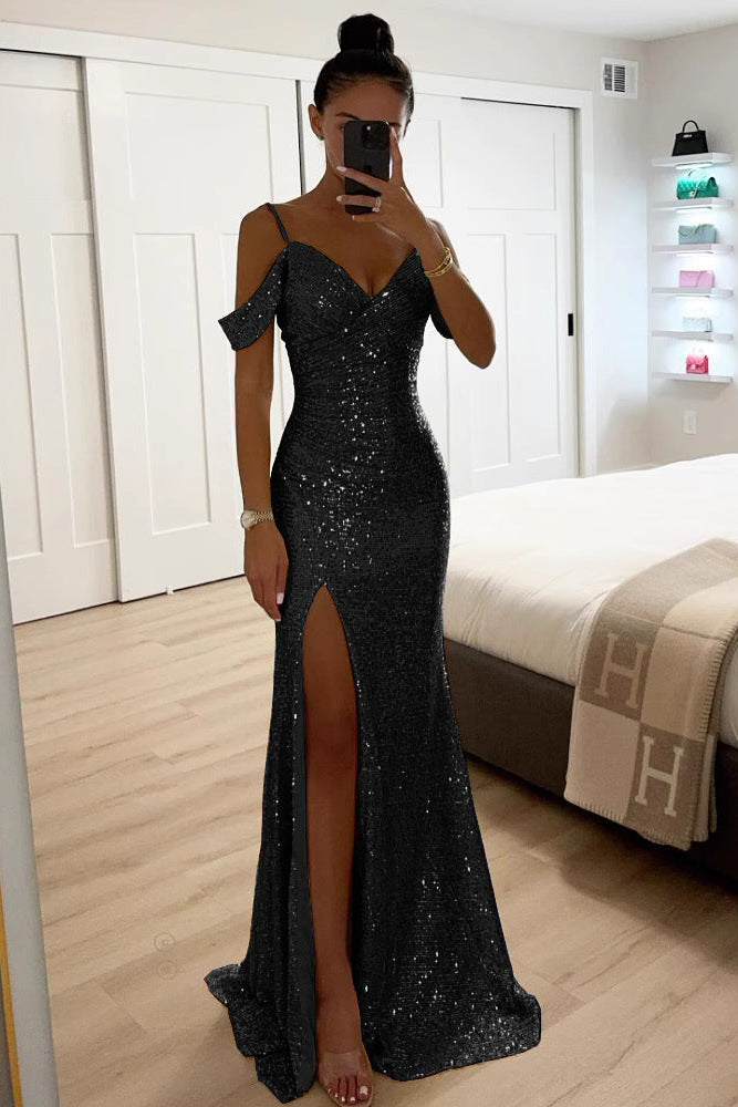 Femme en selfie miroir dans la version noire à sequins, fente haute devant et bretelles fines 4