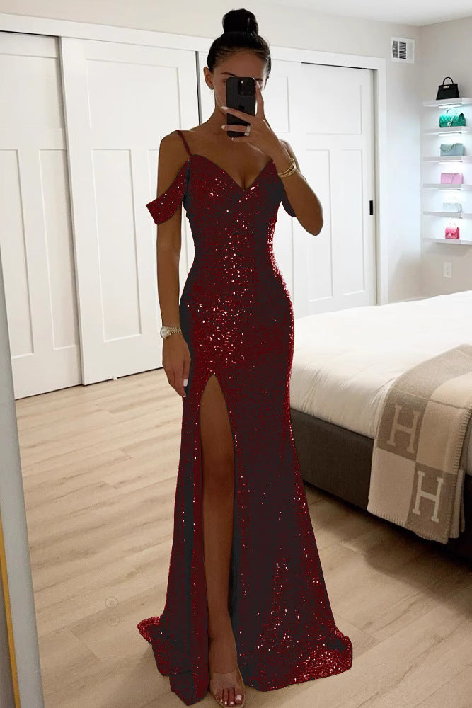 Femme en selfie miroir dans la version rouge bordeaux à sequins, épaules dénudées et fente haute 5