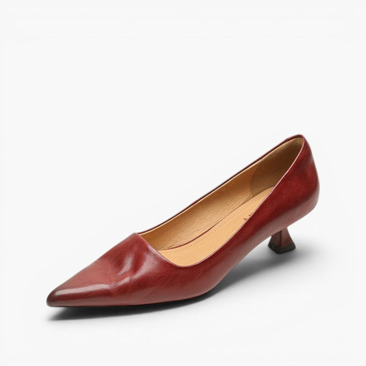 Escarpin en cuir rouge bordeaux vu de trois quarts sur fond blanc 7