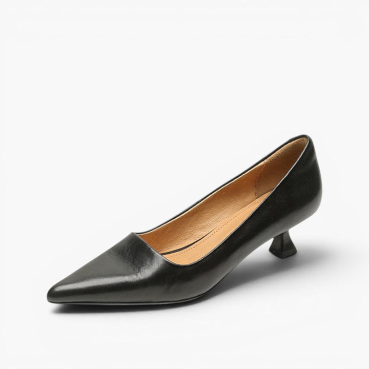 Escarpin en cuir noir vu de trois quarts sur fond blanc, doublure fauve 12