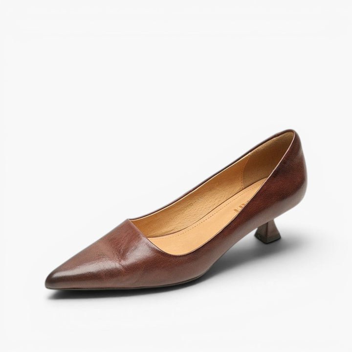 Escarpin en cuir marron foncé vu de trois quarts sur fond blanc 17