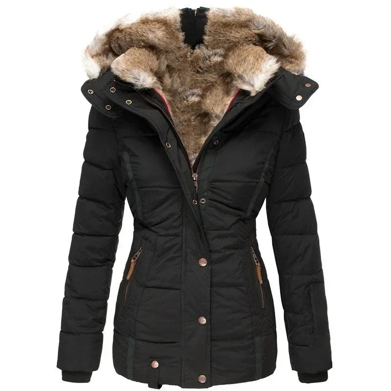 Parka matelassée noire vue de face, capuche doublée de fausse fourrure, taille ajustée, boutons-pression cuivrés et poches zippées. 11