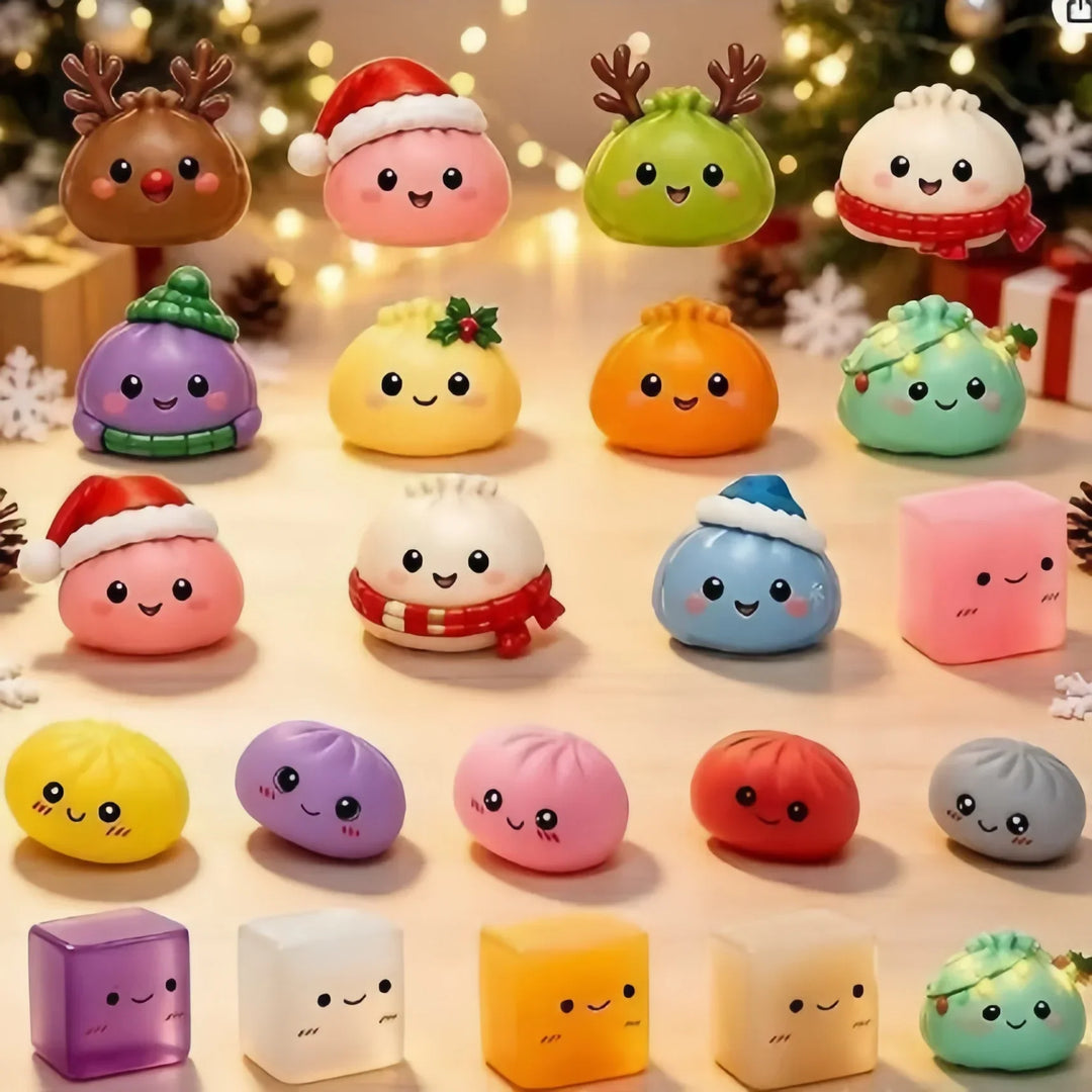 Tous les jouets à presser alignés sur une table : raviolis en bonnets, écharpes, bois de renne, et cubes colorés 2
