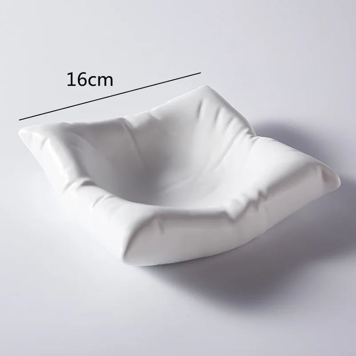 Saladier blanc vide sur fond clair, creux et plissé comme un coussin, avec une indication de largeur de 16 cm. 5