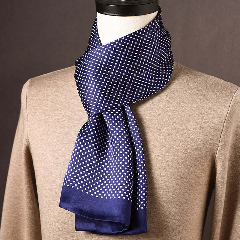 Foulard en soie bleu marine à pois blancs, bordure unie, porté sur un mannequin avec pull beige. 2