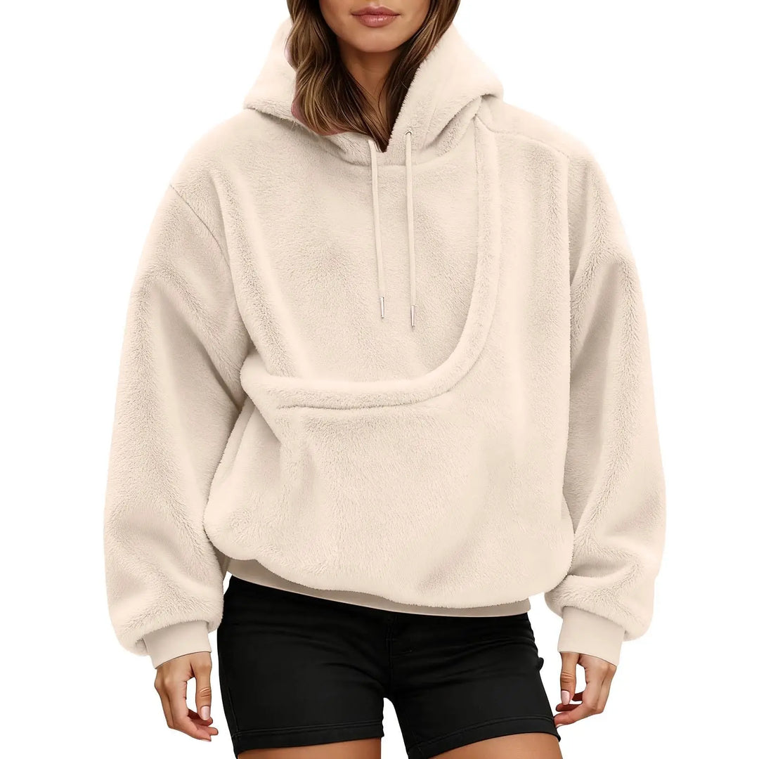 Sweat à capuche beige en polaire douce vu de face sans animal, avec la grande poche avant arrondie et les cordons de capuche. 11