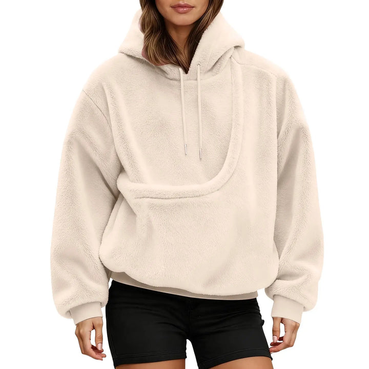Sweat à capuche beige en polaire douce vu de face sans animal, avec la grande poche avant arrondie et les cordons de capuche. 11
