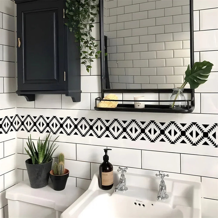 Frise géométrique noire et blanche de style aztèque dans une salle de bain à carrelage métro blanc 10