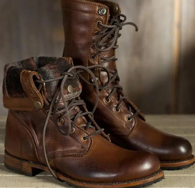 Bottes en cuir brun à lacets, l'une avec le haut de la tige rabattu pour laisser voir la doublure à carreaux. 3