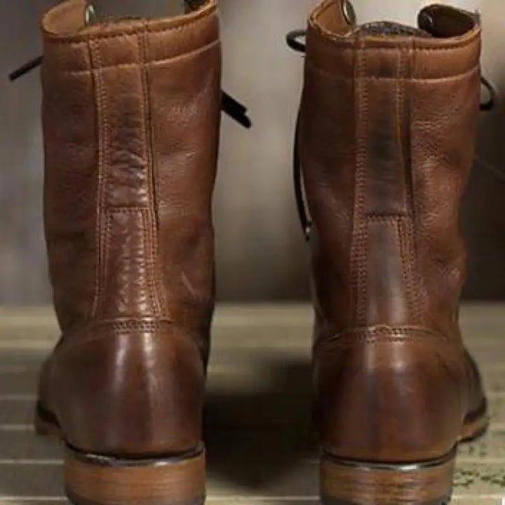 Vue de dos des bottes en cuir brun, avec les coutures verticales et le talon bas. 2