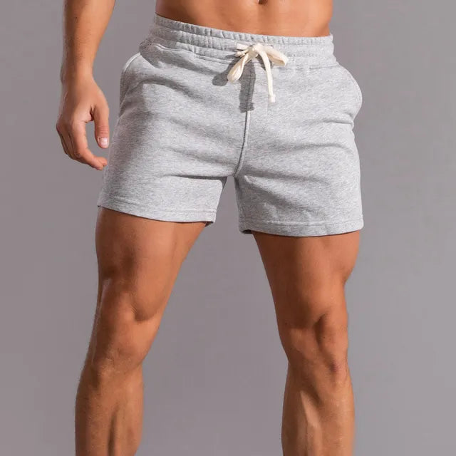 Short gris clair porté par un homme, vu de face, avec cordon de serrage crème noué à la ceinture élastique. 4