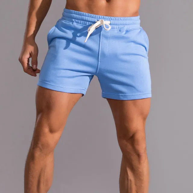 Short bleu ciel porté par un homme, vu de face, avec cordon blanc noué et jambes courtes au-dessus du genou. 5