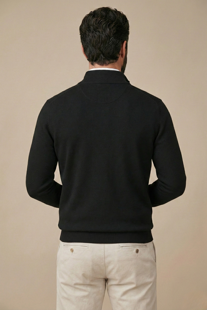 Vue de dos du pull noir porté par un homme, avec col montant et ourlet côtelé 2