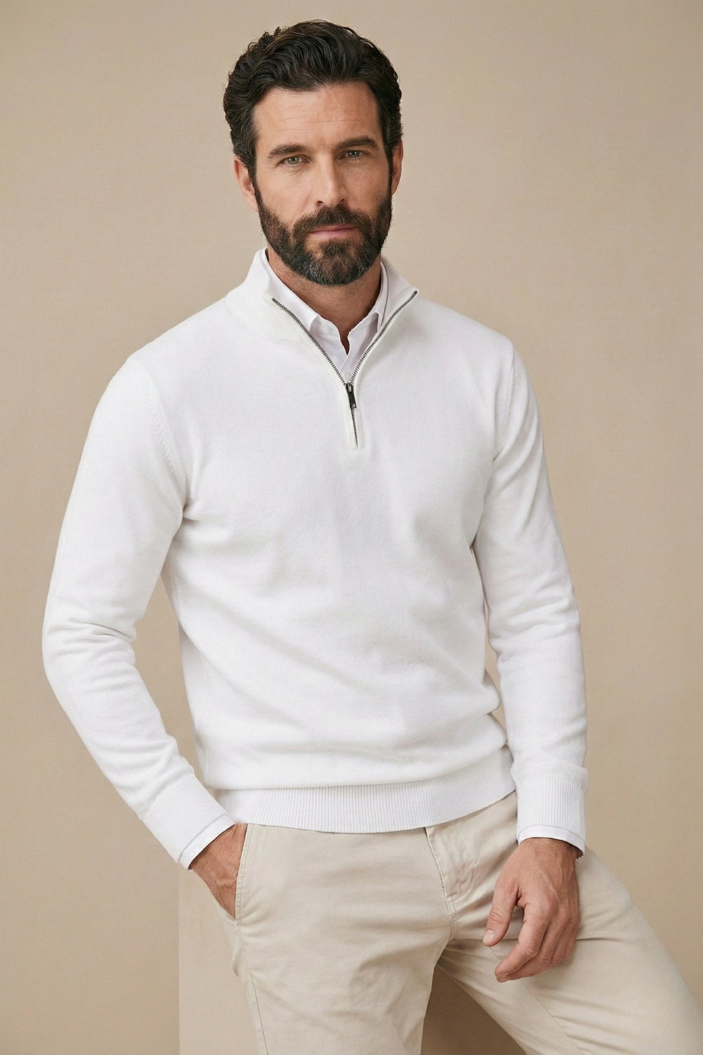 Homme debout, une main dans la poche, portant le pull blanc à demi-zip sur une chemise 3