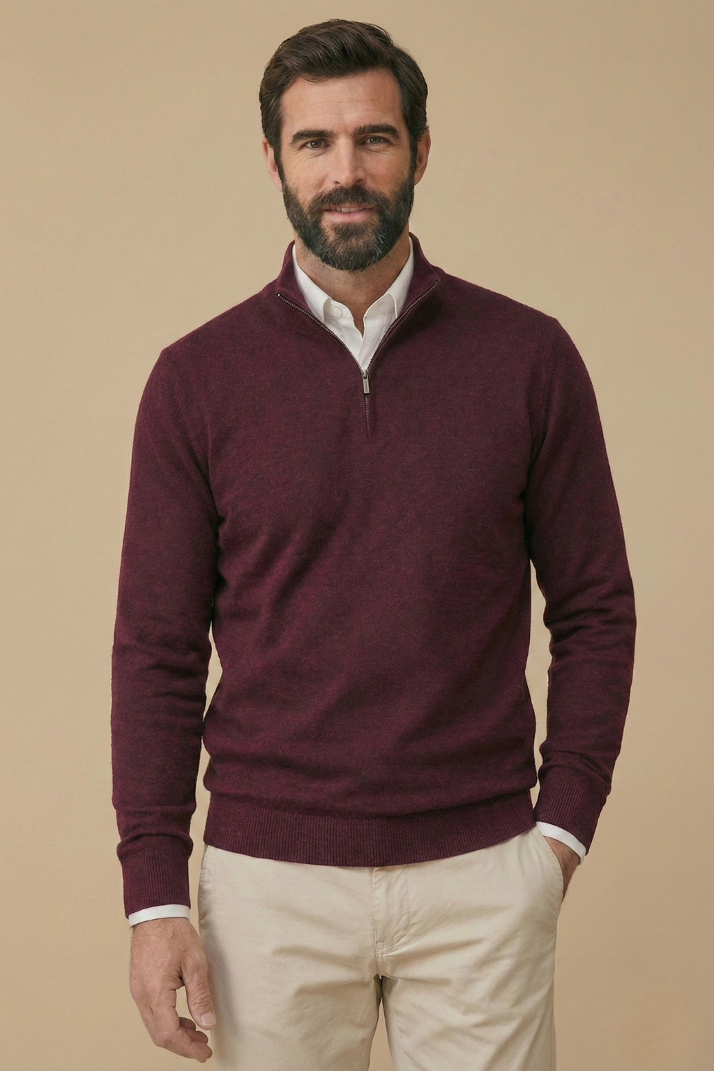 Homme souriant en pull bordeaux à demi-zip, chemise blanche dessous, pantalon beige 4