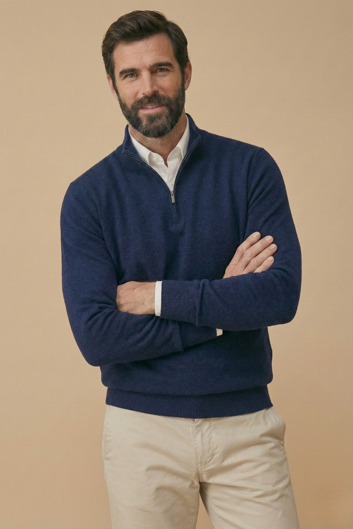 Homme aux bras croisés portant le pull bleu marine à col zippé sur une chemise blanche 5