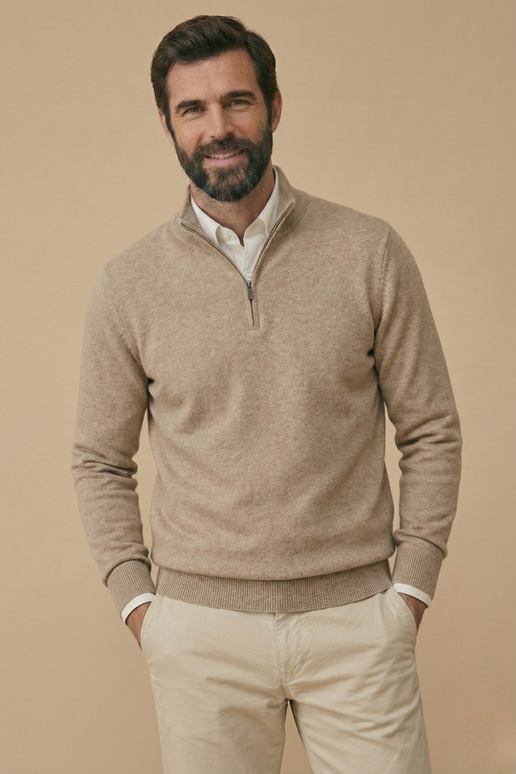 Homme souriant, mains dans les poches, portant le pull beige chiné à demi-zip 6