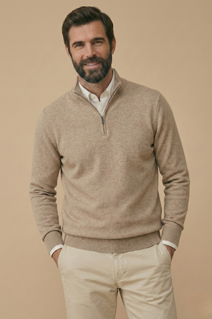 Homme souriant, mains dans les poches, portant le pull beige chiné à demi-zip 6