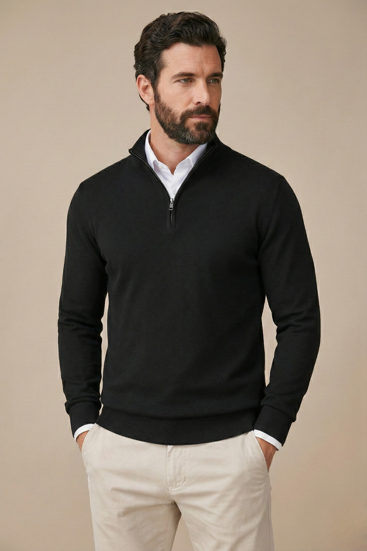 Homme barbu portant le pull noir à demi-zip sur une chemise blanche, vu de face 1